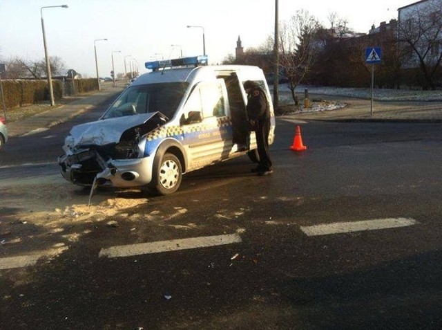 W wyniku wypadku na ul. Urzędowskiej w Kraśniku dwóch strażników miejskich trafiło do szpitala