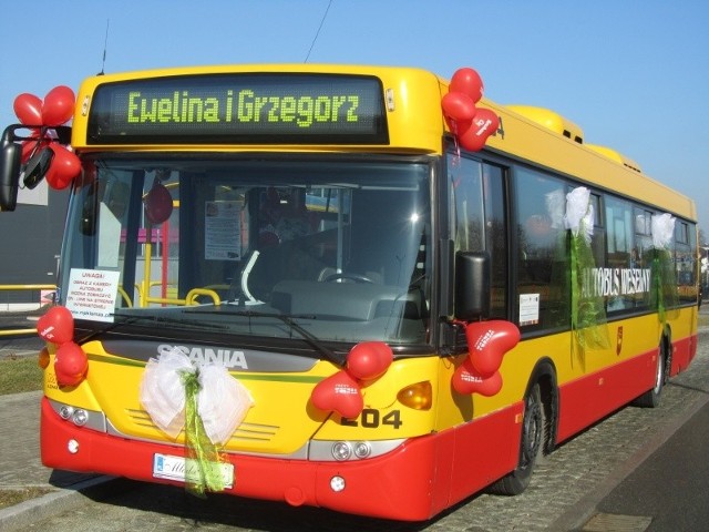 Wynajęcie autobusu na jedną godzinę w granicach 15 km to wydatek rzędu 108 zł brutto