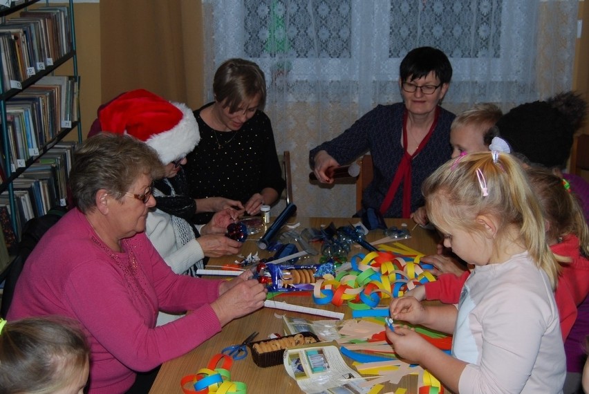 Wspólne ubieranie choinki w Suchorzowie. Było radośnie