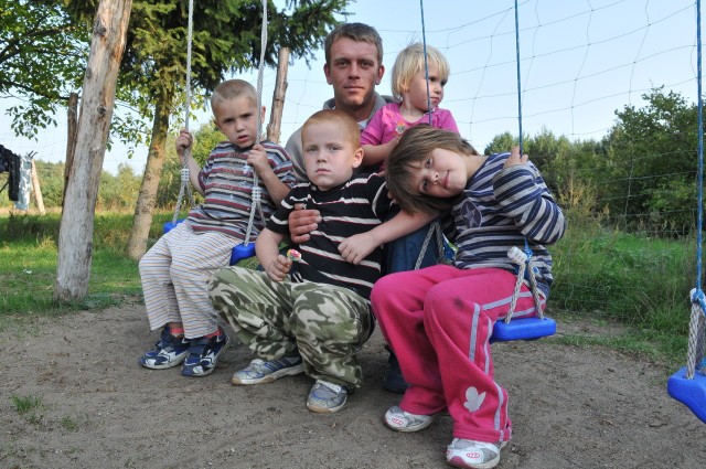 Witold Kondracki ze swoimi dziećmi będzie w tym trudnym okresie potrzebował pomocy ludzi dobrej woli.