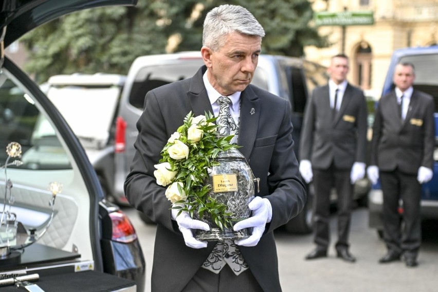 Pogrzeb Leszka Długosza ZDJĘCIA. W ostatnim pożegnaniu wziął udział prezydent Andrzej Duda. Kto jeszcze przybył na pogrzeb? Zobacz
