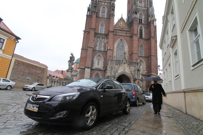 Wrocław: Ostrów Tumski zamienił się w wielki parking (ZDJĘCIA)