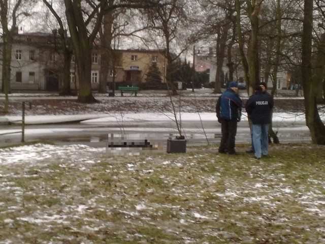 Ciało  z wody wyciągnęli strażacy.