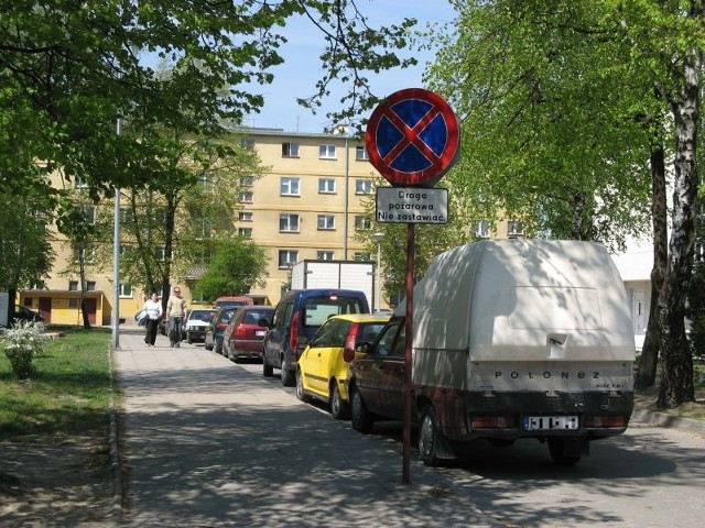 Kierowców parkujących koło starostwa powiatowego nadal nie odstraszają znaki zakazu, ani sąsiedztwo komendy policji.