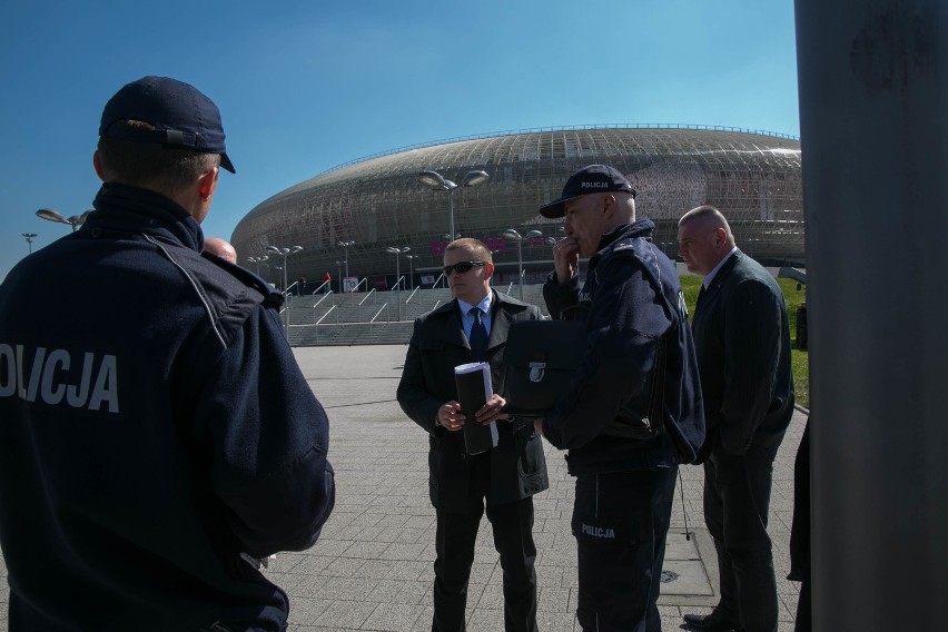 Komisja przed Tauron Kraków Areną.