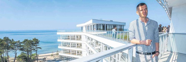 DuneMaciej Zień na tarasie luksusowego apartamentu w obiekcie Dune w Mielnie. Pięciopiętrowy budynek ze 114 apartamentami został w sobotę oficjalnie otwarty.