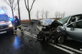 Wypadek na drodze Legnica - Złotoryja. Zderzenie dwóch aut za Kozowem. Sześć osób rannych (ZDJĘCIA)