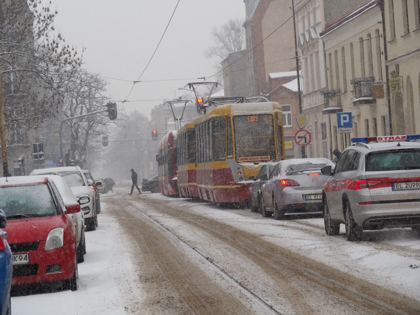 Paraliż komunikacji miejskiej w Łodzi. Zasypane zwrotnice, opóźnienia w kursowaniu tramwajów 