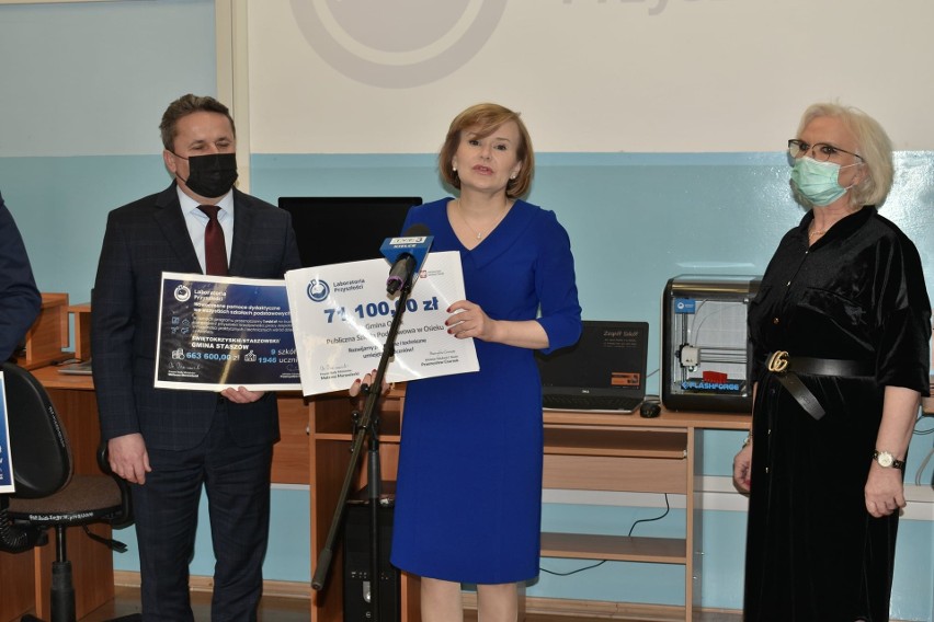 Wizyta Anny Krupki w Osieku. Wiceminister wręczała promesy na wyposażenie szkół (ZDJĘCIA)