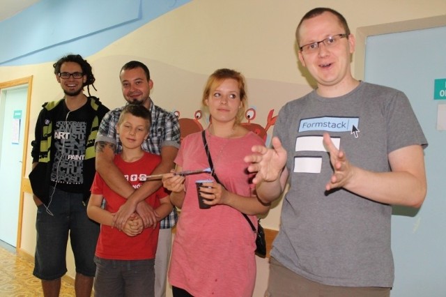 Zielonoświątkowcy pomalowali oddzial dziecięcy w Oleśnie 60 wolontariuszy z oleskiego Kościola Zielonoświątkowego pomalowało oddzial dziecięcy w szpitalu powiatowym w Oleśnie.