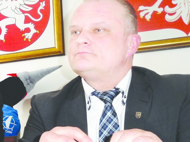 W maju 2009 r. Paweł Wolicki po raz pierwszy wręczył świeżo upieczonym rodzicom wózki, foteliki i pieluchy zakupione z miejskich pieniędzy. W ub. tygodniu sąd uznał, że burmistrz Dębicy popełnił w ten sposób przestępstwo.
