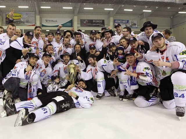 Hokeiści Ciarko PBS Bank KH Sanok zostali mistrzami Polski w hokeju na lodzie.