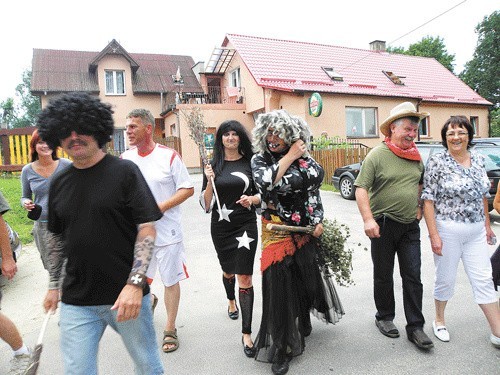 Oto przykład aktywności mieszkańców wsi: w Rekowie w gminie Polanów dla mieszkańców i turystów zorganizowano wielki festyn ze zlotem czarownic. 