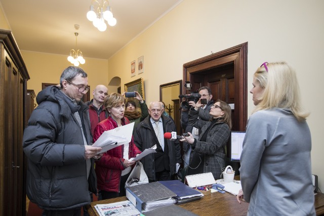 - Najlepszym wyjściem będzie ograniczenie hałasu poprzez ustawienie ekran&oacute;w dźwiękochłonnych - podkreśla Iwona Steś, działaczka z Bydgoszczy Wsch&oacute;d.Jak już informowaliśmy, skargi na piski i dudnienie tramwaju wpłynęły do Regionalnej Dyrekcji Ochrony Środowiska w Bydgoszczy już sześć dni po uruchomieniu linii do Fordonu - w styczniu 2016 roku. badania nie wykazały przekroczenia norm, ale RDOŚ zaapelował do miejskiej sp&oacute;łki Tramwaj Fordon o podjęcia działań zmniejszających uciążliwość estakady. Nic takiego jednak się nie stało. Dlatego RDOŚ wystąpił niedawno do Wojew&oacute;dzkiego Inspektoratu Ochrony Środowiska o nałożenie na sp&oacute;łkę kary - nawet do miliona złotych.&lt;script class=&quot;XlinkEmbedScript&quot; data-width=&quot;640&quot; data-height=&quot;360&quot; data-url=&quot;//get.x-link.pl/6f67cd29-5eaa-8c3d-1813-94ef860a5d4e,bbce6b37-f6cf-273c-3be9-240054a84fb8,embed.html&quot; type=&quot;application/javascript&quot; src=&quot;//prodxnews1blob.blob.core.windows.net/cdn/js/xlink-i.js?v1&quot;&gt;&lt;/script&gt;