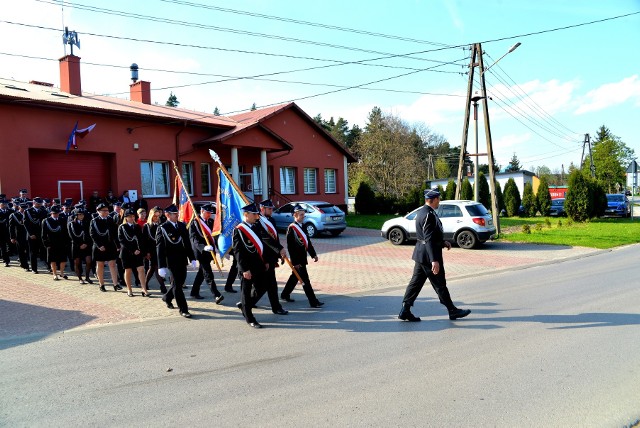 Do kościoła świętego Stanisława Biskupa i Męczennika druhowie wyruszyli spod strażnicy w Ruszczy