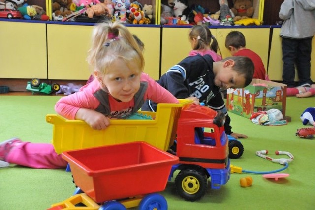 Maluchom bardzo podoba się w ich nowym przedszkolu w Swarzynicach. A zwłaszcza podoba się pani Andżelinka - jak mówią.