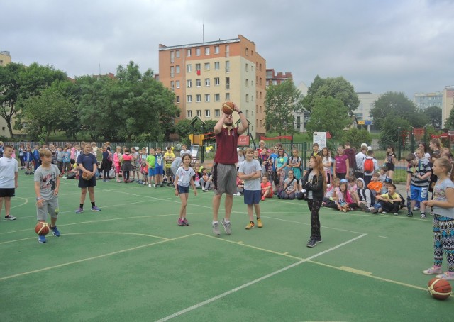W jednym z konkursów rzutowych wziął udział także koszykarz Spójni Paweł Bodych, który musiał uznać wyższość trójki uczniów