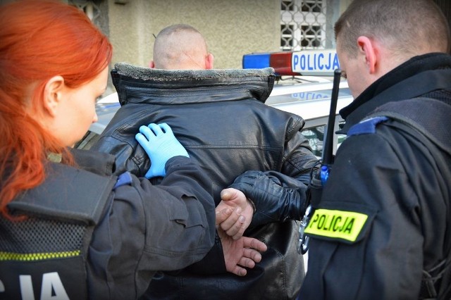 42-latek może usłyszeć zarzut czynnej napaści na policjanta. Zdecyduje o tym Prokuratura Rejonowa w Opolu, do której doprowadzony zostanie w sobotę rano.