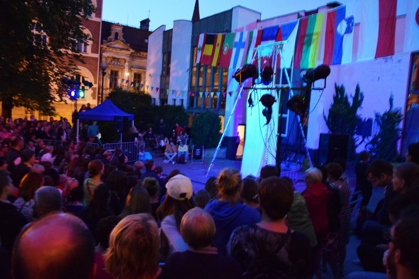 XXVIII Międzynarodowy Festiwal Sztuki Lalkarskiej w Bielsku-Białej: Wielka syrena przyciągnęła w nocy przed Banialukę tłumy widzów ZDJĘCIA
