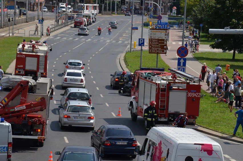 Wrocław: Wypadek na Legnickiej. Opel zablokował torowisko (ZDJĘCIA)