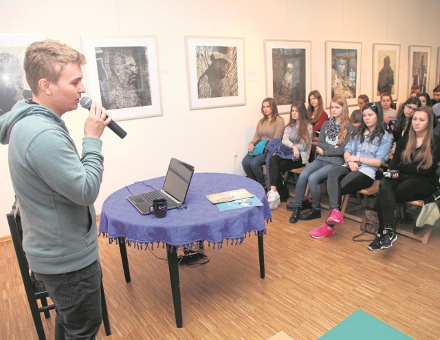 Jacek Hajnos swoje doświadczenia i spostrzeżenia  dotyczące  bezdomnych przedstawiał nowotarskiej młodzieży