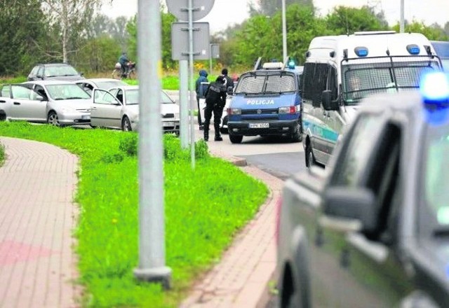 Policjanci zatrzymali samochody z kibicami i wylegitymowali ich. Wobec niektórych kierowców prowadzone sa postępowania