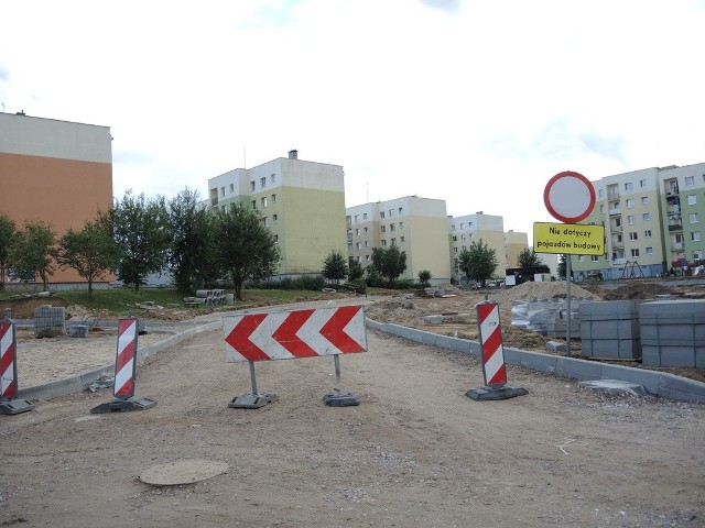 Do końca października gotowa będzie nowa nawierzchnia asfaltowa na ulicy Zwycięstwa w Bytowie oraz chodnik z polbruku.