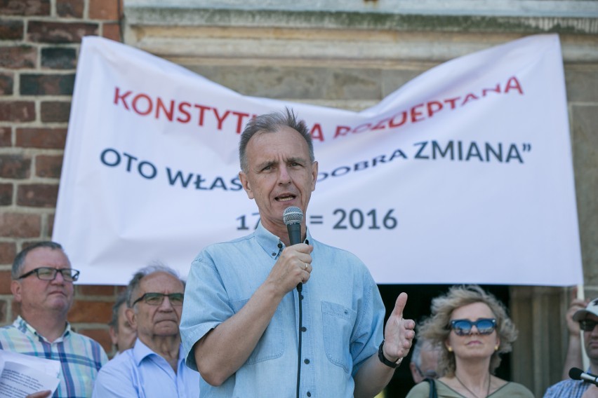 Kraków. Skromna manifestacja KOD na Rynku Głównym [ZDJĘCIA]