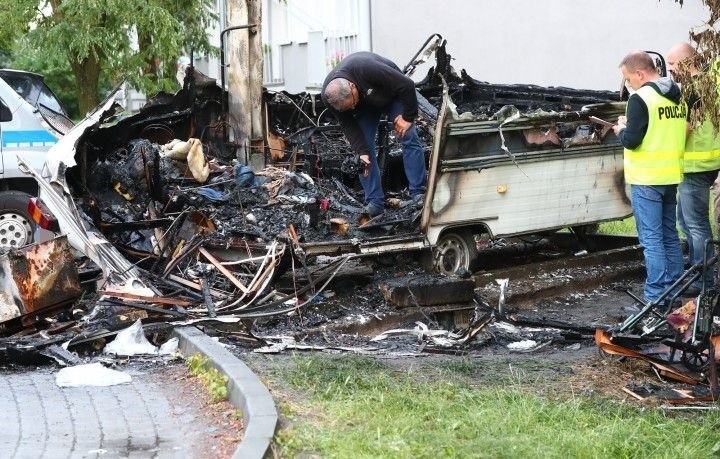 Dwaj mężczyźni żywcem spłonęli w pożarze przyczepy kempingowej w Stalowej Woli [NOWE FAKTY]