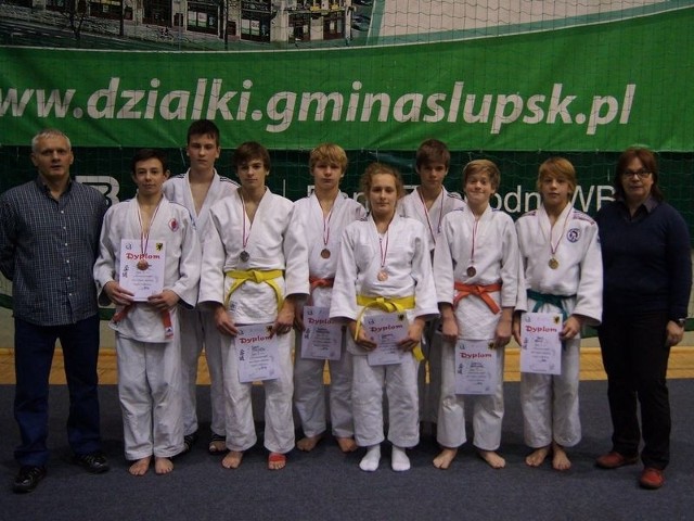 Słupscy judocy z medalami w Jezierzycach.