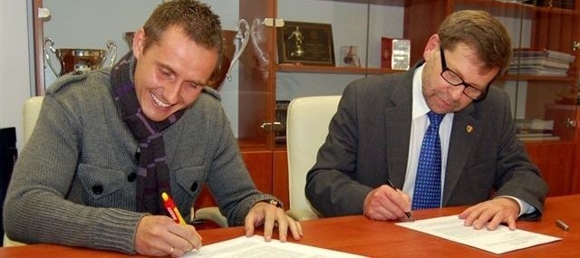 Paweł Golański i prezes Korony Kielce Tomasz Chojnowski  w czwartek wieczorem podpisali trzyletni kontrakt.