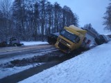 Zderzenie tira i osobówki w miejscowości Domostawa. Autobus w rowie. Nie żyją 2 osoby. Dwoje dzieci w szpitalu [ZDJĘCIA]