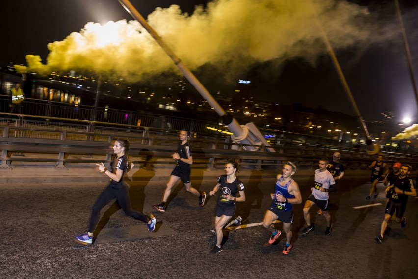 W nocy odbył się Adidas Runners x Warsaw Night Mile. W Warszawie biegano przez Most Świętokrzyski [ZDJĘCIA]