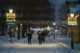 Krynica-Zdrój. „Sądeckie Krupówki” w zimowej odsłonie. Świąteczne iluminacje nadają uzdrowisku klimatu