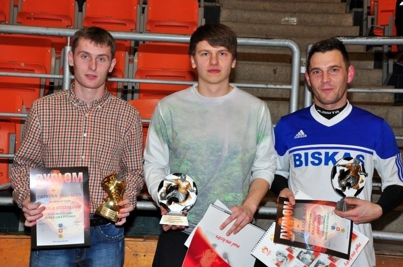 Wyróżnieni zawodnicy Buskiej Ligi Futsalu. Na zdjęciu, od...