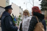VI Kampania Białej Wstążki. Policja zatrzymywała kobiety na ulicy. Rozdawali kwiaty (zdjęcia)
