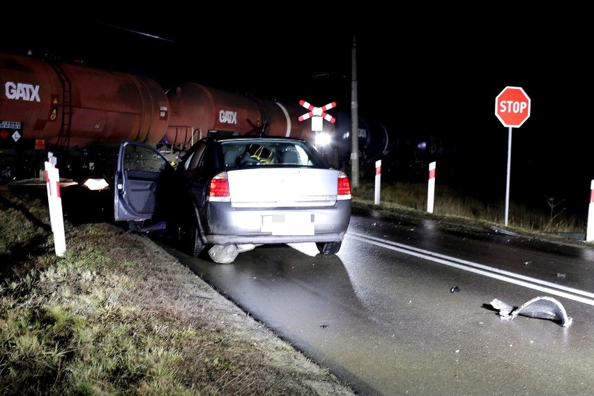 Samochód uderzył w lokomotywę pociągu towarowego! (zdjęcia)