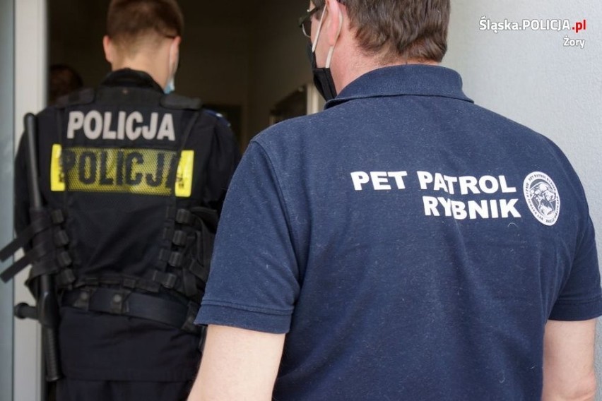 Policjanci z Żor wspólnie z przedstawicielami Fundacji Pet...