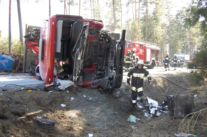 Spalony samochód ks. Damiana Kominka na DW 769 w Tworogu