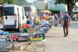 Dzień targowy na Lotników w Żarach. Piękna pogoda zawabiła tłumy, stragan uginają się od warzyw i owoców