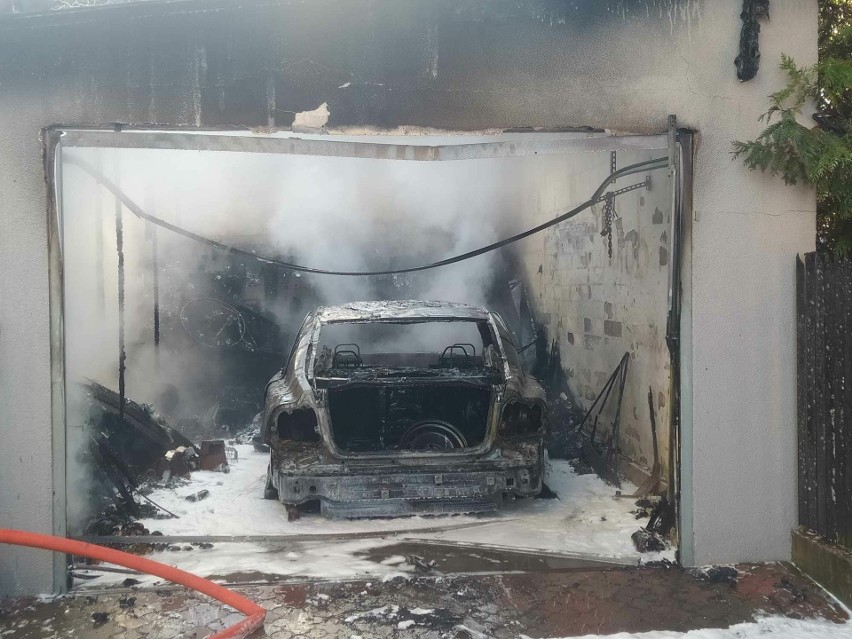 Pożar samochodu w Goworowie. Auto stało w garażu. Do pożaru doszło 9.01.2024