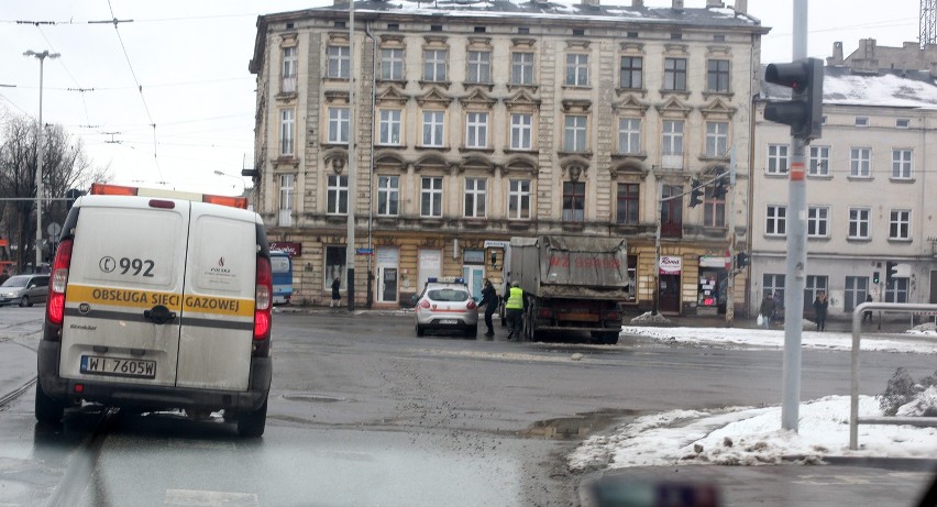 Ciężarówka zgubiła ładunek na al. Piłsudskiego. Utrudnienia w centrum Łodzi