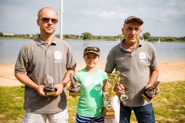 Oto trójka najlepszych w wędkarskich zawodach. Od prawej: Henryk Szydłowski, Martyna Urban i Mariusz Oksiuta.
