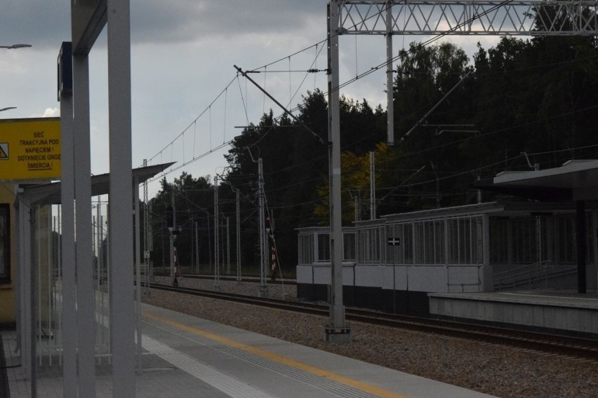 Przebudowa linii kolejowej numer 8. Perony w Dobieszynie koło Białobrzegów wybudowane, ale wokół bałagan. Jest szansa na zmianę?