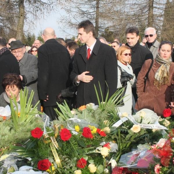 W ostatniej drodze towarzyszyły Andrzejowi Kaczmarkowi setki bliskich mu ludzi. W tym również politycy.