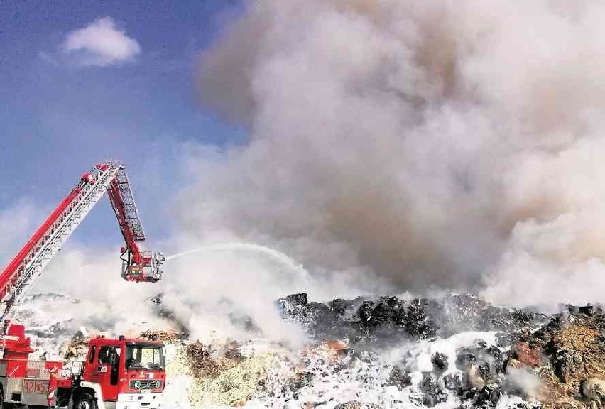 Pożar hałdy śmieci w Dąbrówce