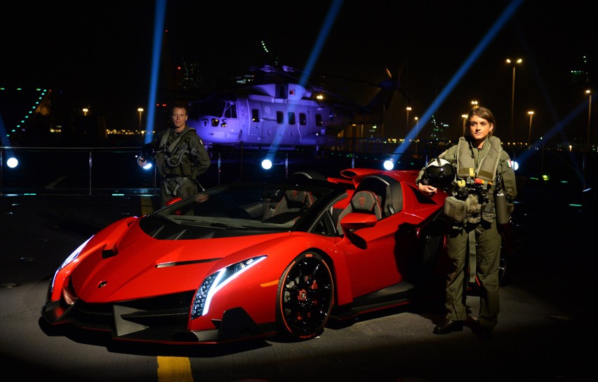 Lamborghini Veneno Roadster - lotniskowiec w Abu Dhabi...