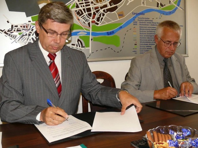 Prezes MZM Mariusz Piasecki i prezes CDM Bronisław Kamiński podpisują umowę na opracowanie dokumentacji stacji suszenia osadów.
