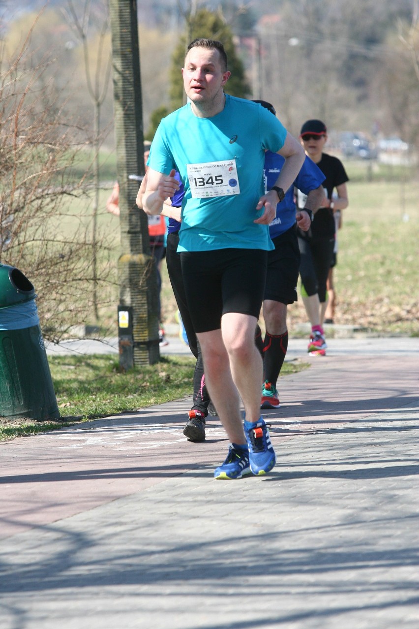 Biegli w niedzielę nad Zalewem Zemborzyckiem. To ostatni bieg z cyklu "Cztery Dychy do Maratonu" [DUŻO ZDJĘĆ]