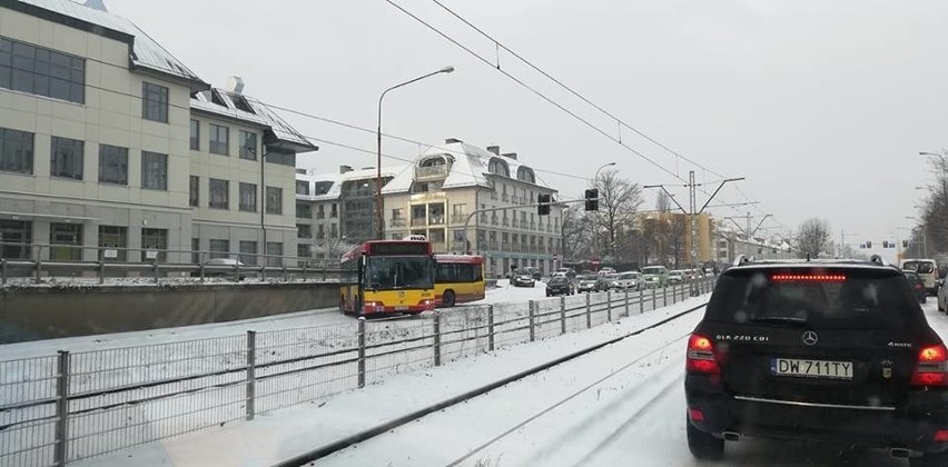 Atak zimy we Wrocławiu. Miasto stanęło w korku (ZDJĘCIA)